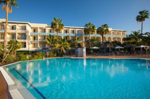 莫罗德哈布雷IFA Altamarena by Lopesan Hotels的酒店前方的大型游泳池