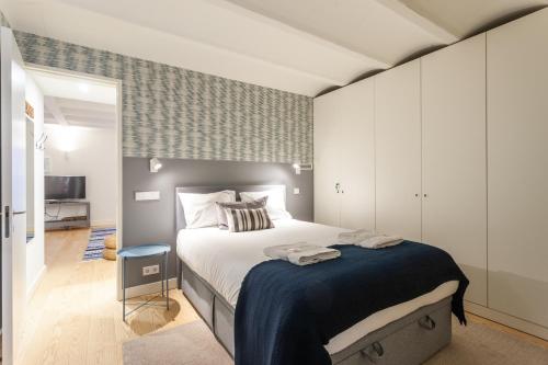 里斯本FLH Bairro Alto Elegant Apartment的一间卧室配有一张带蓝色毯子的大床