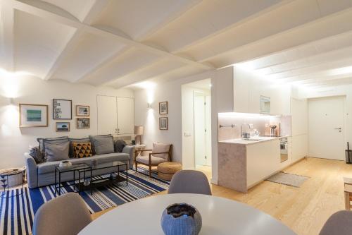 里斯本FLH Bairro Alto Elegant Apartment的带沙发的客厅和厨房