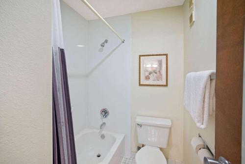杰克逊杰克逊拉金塔旅馆及套房的带浴缸、卫生间和淋浴的浴室。