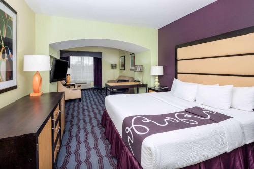 海恩斯维尔海恩斯维尔 - 斯图尔特堡拉金塔旅馆及套房的酒店客房设有一张大床和一台电视。