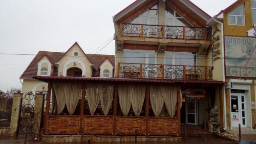 KomratRacu的带阳台的房子