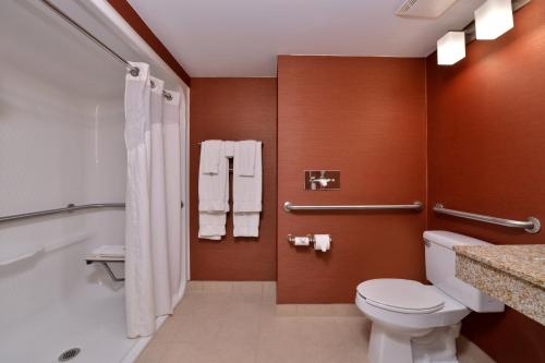 大洋城智选假日酒店的一间浴室