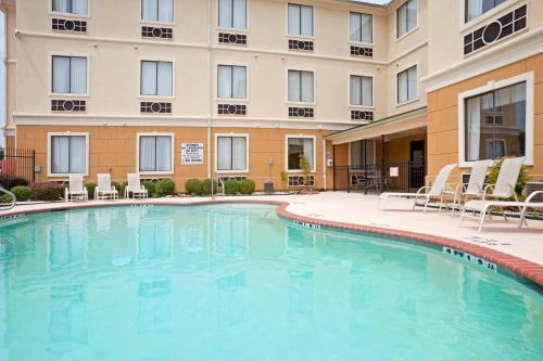Mount Pleasant普莱森特山快捷假日&套房酒店的酒店前方的大型游泳池