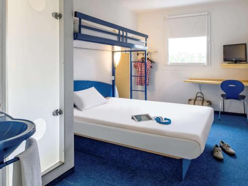 汉诺威汉诺威宜必思快捷酒店的一间卧室配有双层床和水槽