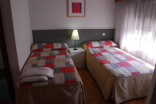 马德里戈雅75号公寓的小型客房 - 带2张床和窗户