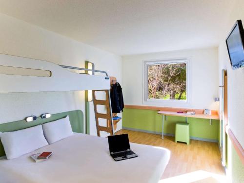 Ibis Budget Madrid Alcalá de Henares La Dehesa客房内的一张或多张双层床