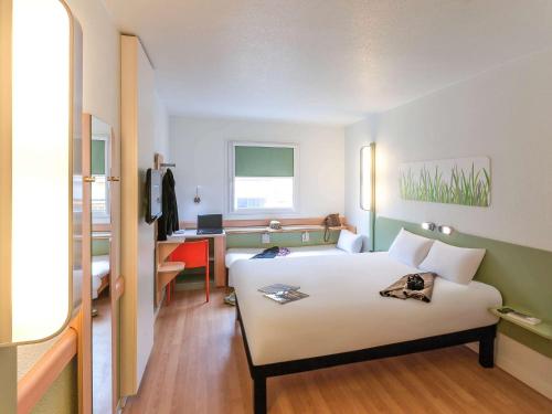 马尼塞斯瓦伦西亚机场宜必思快捷酒店的配有一张床和一张书桌的酒店客房