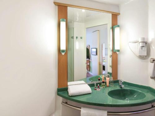 马尼塞斯瓦伦西亚机场宜必思快捷酒店的一间带绿色水槽和镜子的浴室