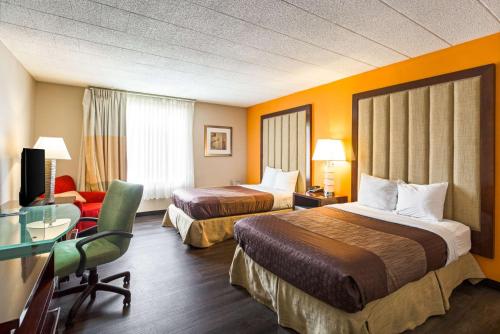 Fairmount Inn & Suites - Stroudsburg, Poconos客房内的一张或多张床位