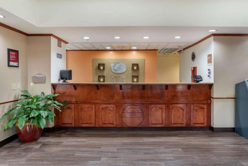 杰克逊维尔机场康福特套房酒店的医院里带大木凳的等候室