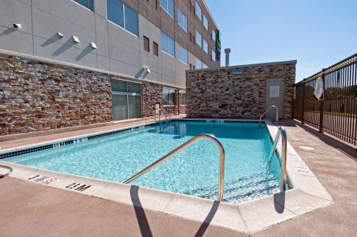 约翰斯敦Holiday Inn Express & Suites Johnstown, an IHG Hotel的大楼前的游泳池