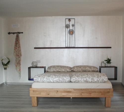 特雷莫西内Casa Ciarì的卧室配有一张白色墙壁的床