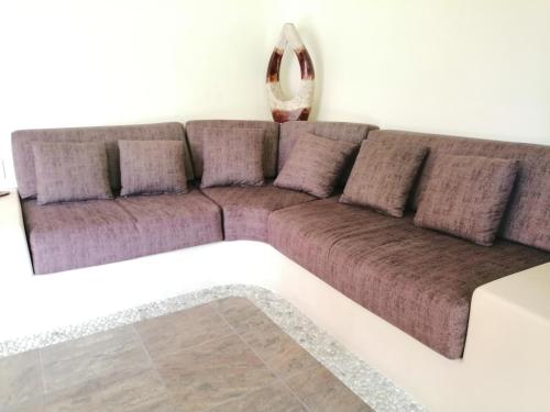 锡瓦塔塔内霍Ceiba Studios的客厅里的棕色沙发