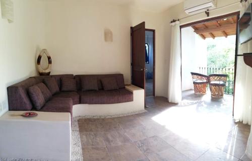 锡瓦塔塔内霍Ceiba Studios的客厅配有沙发和桌子