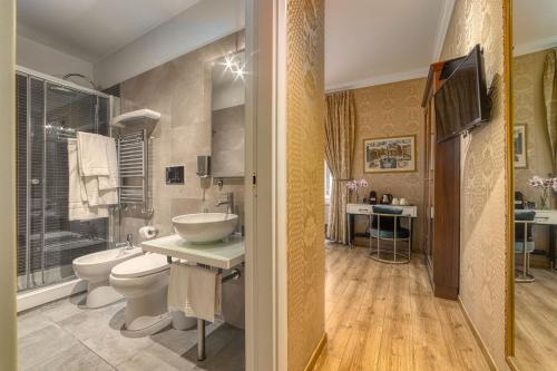 罗马BQ House Trevi Luxury Rooms的浴室配有盥洗盆、卫生间和浴缸。
