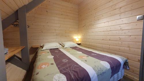 Saint-Pierre-dʼEntremontLe Frenola的小木屋内一间卧室,配有一张床