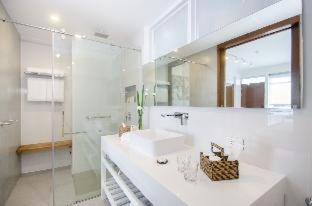 长滩岛长滩岛考斯特度假村的白色的浴室设有水槽和镜子