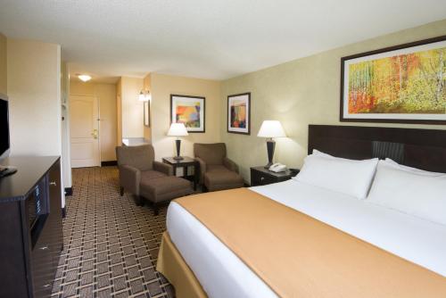 Holiday Inn Express & Suites - Sharon-Hermitage, an IHG Hotel客房内的一张或多张床位