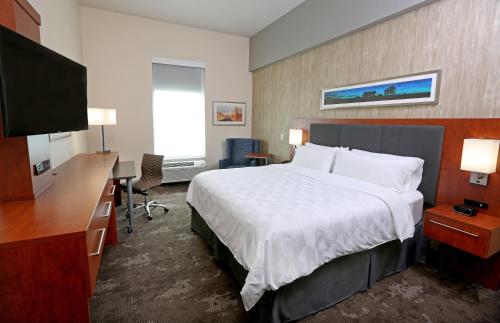 Holiday Inn & Suites Sioux Falls - Airport, an IHG Hotel客房内的一张或多张床位