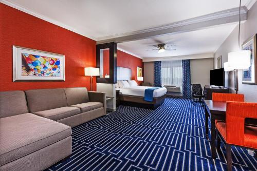 Holiday Inn Express & Suites Houston East, an IHG Hotel的休息区