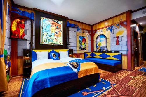 比伦德LEGOLAND Castle Hotel的壁画客房内的一间卧室配有两张床