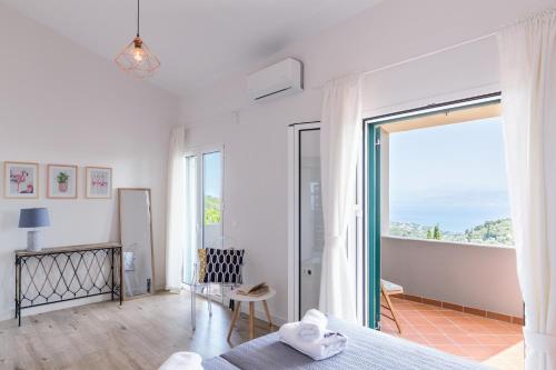 卡西奥皮Villa Bella Vista Corfu的一间卧室配有一张床,享有海景