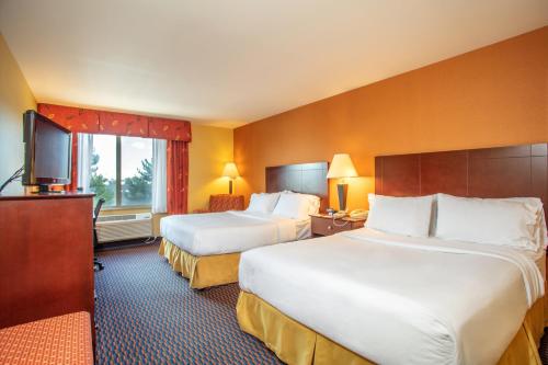里奇兰Holiday Inn Express Hotel & Suites Richland的酒店客房设有两张床和一台平面电视。