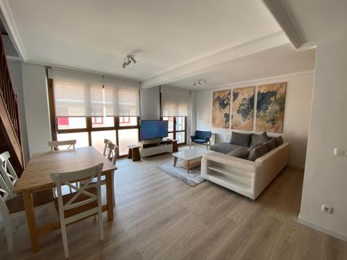 仕格莱PRECIOSO APARTAMENTO A ESTRENAR EN EL CENTRO DE EZCARAY 6-8 PAX的客厅配有沙发和桌子