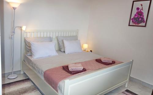赫维兹Tolena Heviz Apartments的一间卧室配有一张床,上面有两条毛巾
