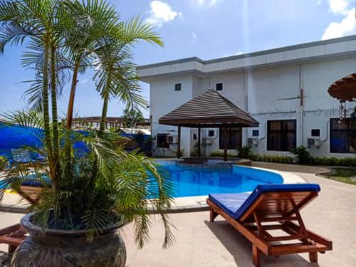 卡利博探索长滩岛酒店的游泳池旁的盆子上棕榈树