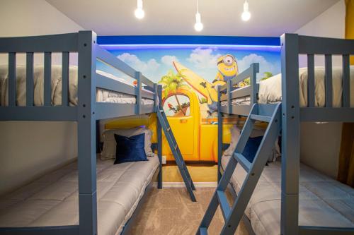 基西米Windsor at Westside的客房设有两张双层床和壁画。