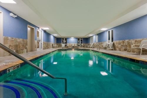 萨利纳萨利纳智选假日酒店的拥有蓝色墙壁的酒店游泳池