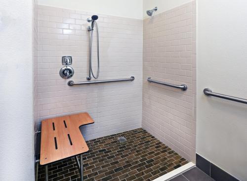 圣安吉洛圣安吉洛烛木套房酒店的浴室设有木制长凳和淋浴