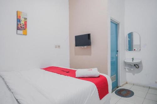 明古鲁省RedDoorz near Jalan Soeprapto Bengkulu的白色的客房设有床和水槽