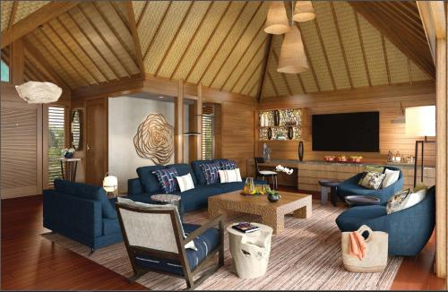 波拉波拉波拉波拉四季度假酒店的客厅配有蓝色的家具和平面电视。