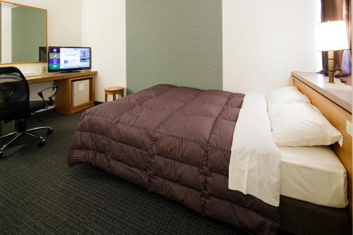 岐阜岐阜华盛顿广场酒店的酒店客房配有一张床和一张带电脑的书桌