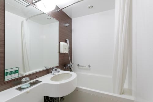 岐阜岐阜华盛顿广场酒店的浴室设有白色水槽和镜子