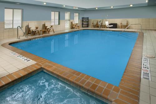 圣安东尼奥Holiday Inn Express & Suites San Antonio West Sea World Area, an IHG Hotel的蓝色的大游泳池,位于酒店客房内