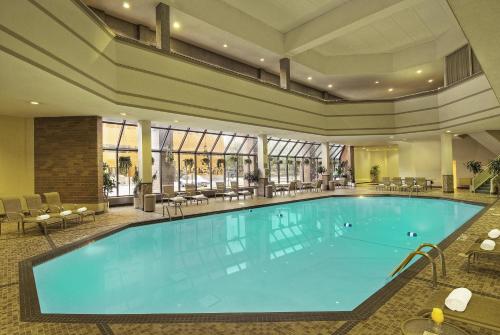 Crowne Plaza Suites MSP Airport内部或周边的泳池