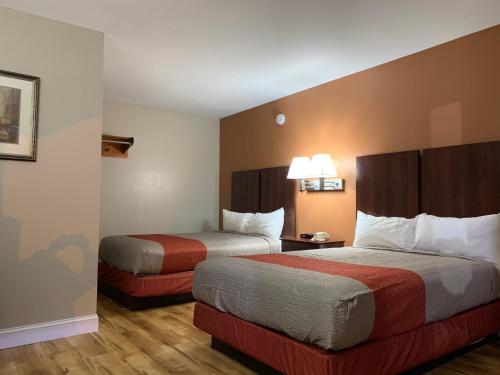 萨默塞特Orbits Inn的一间酒店客房内设有两张床的房间
