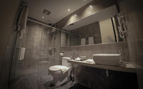 怡保怡保默顿酒店的浴室配有卫生间、盥洗盆和淋浴。
