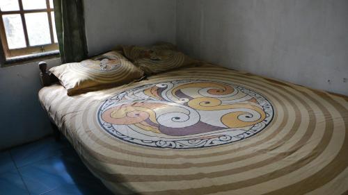 SermoSri Homestay的一张设计精美的床