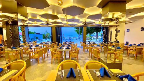 马富施Kaani Palm Beach的一间带桌椅的海景餐厅