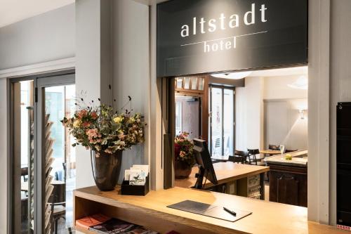 苏黎世Altstadt Hotel的桌上放着花瓶的餐厅