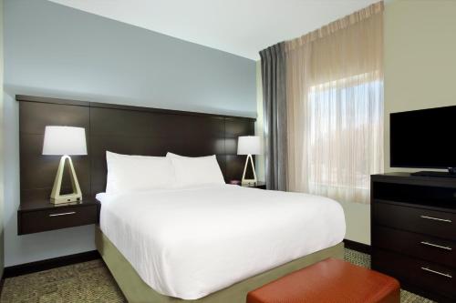 休斯顿医疗中心瑞赖安体育馆套房酒店客房内的一张或多张床位