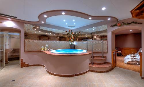 佩约方缇佩约酒店的中间设有带浴缸的大浴室