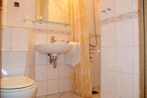 加茨比亚格拉Hotel Europa的浴室配有白色卫生间和盥洗盆。