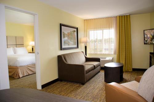 Candlewood Suites - Lancaster West, an IHG Hotel客房内的一张或多张床位