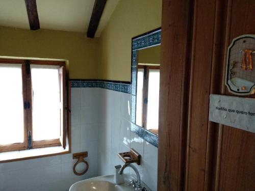 帕拉达德西尔雷托拉德钱德雷克萨乡村民宿的一间带水槽和镜子的浴室
